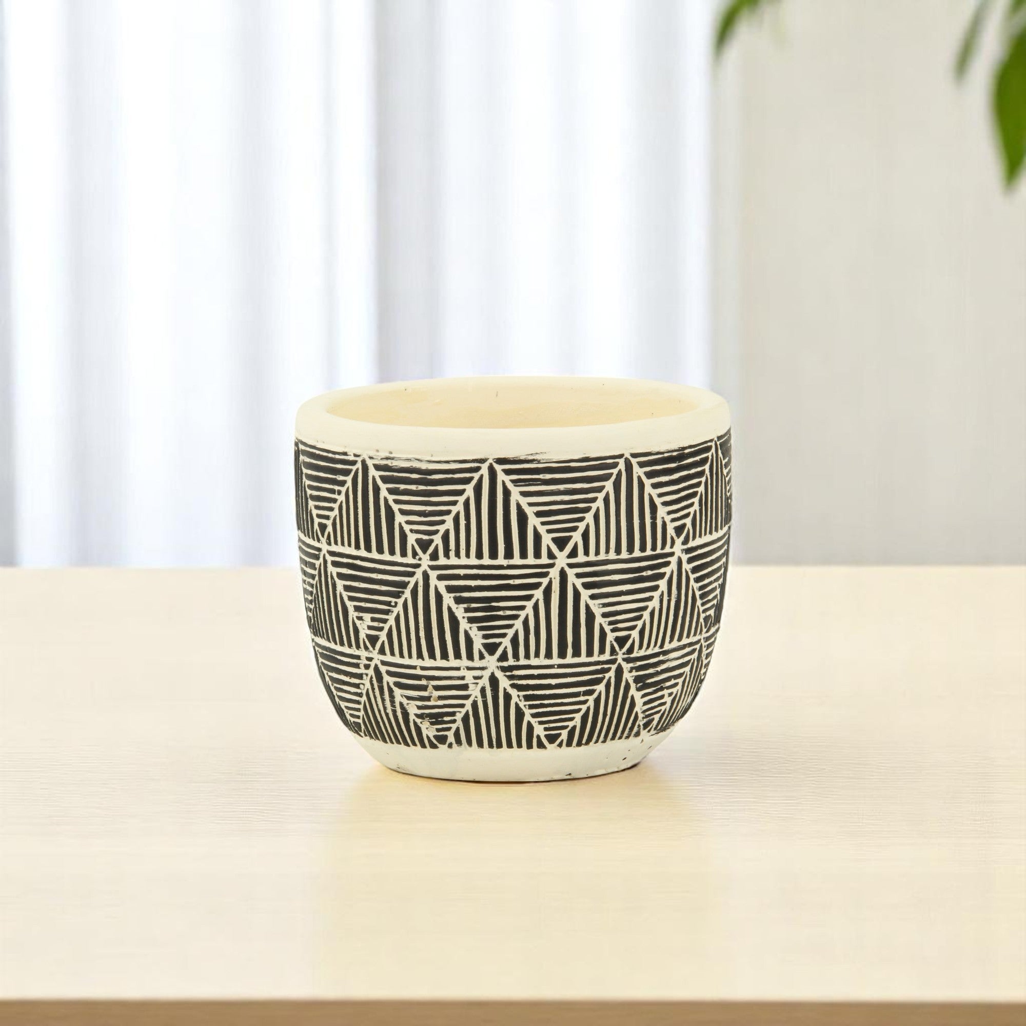 Black And White Ceramic 30 Ounce Geometric Round Distressed Pot Planter